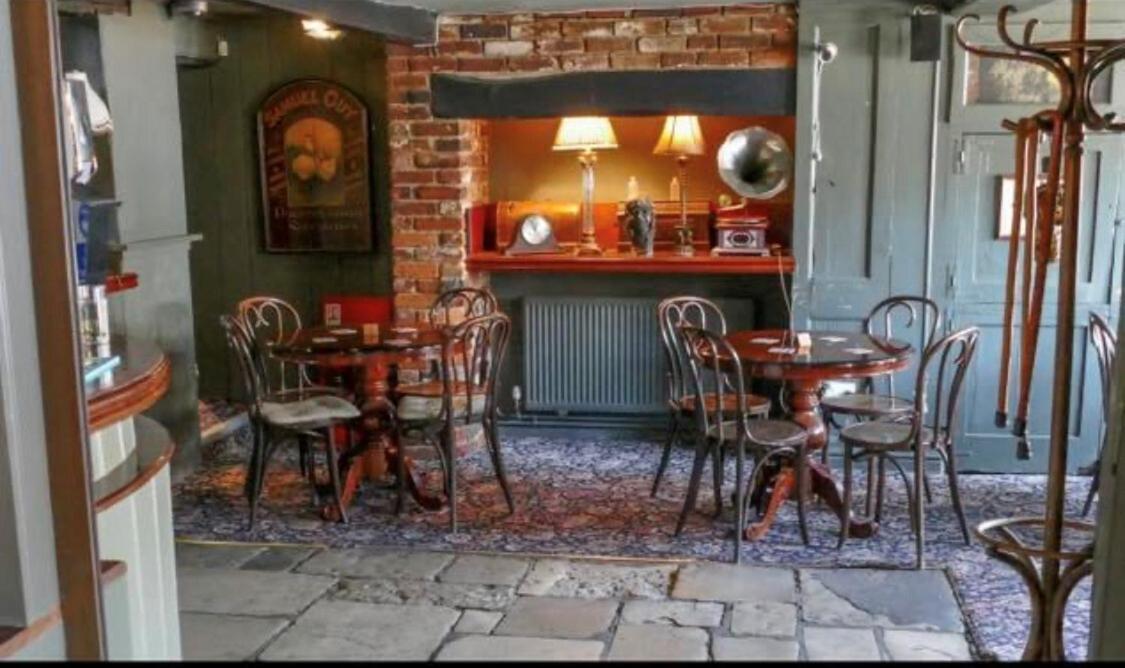 ניופורט Wheatsheaf Hotel מראה חיצוני תמונה
